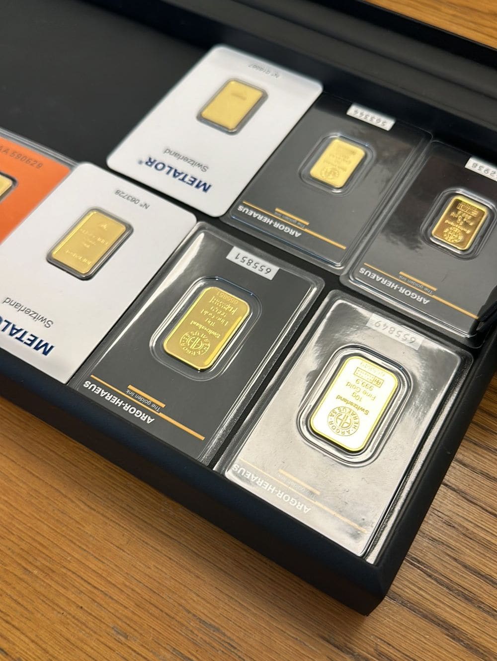 Goldbarren von Argor-Heraeus und Metalor in einer Präsentationsschale