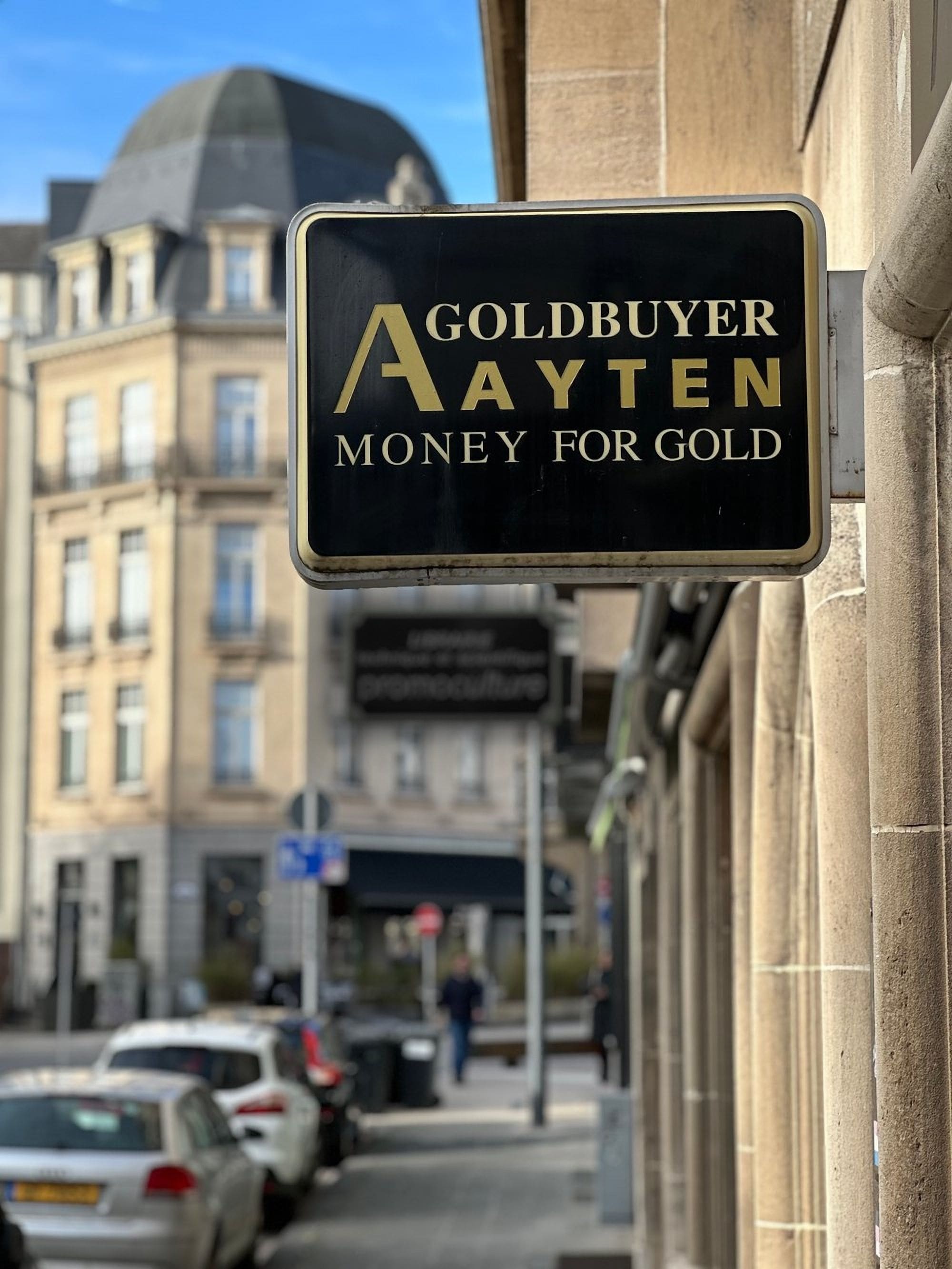 Ladenschild „Goldbuyer Ayten – Money for Gold“ an der Fassade in Luxembourg